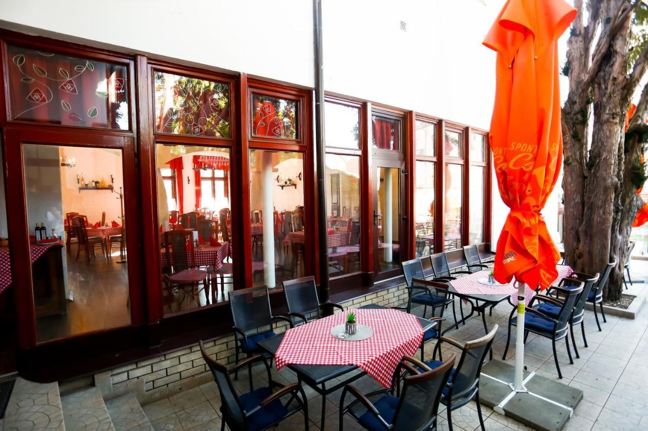 Un Pizzico Di Italiano Etterem Es Panzio Bed & Breakfast Nyiregyhaza Bagian luar foto